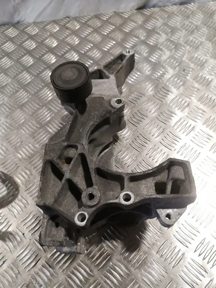 BMW 5 E60 E61 (2004 - 2010) 7802639 Кронштейн генератора — фото 1