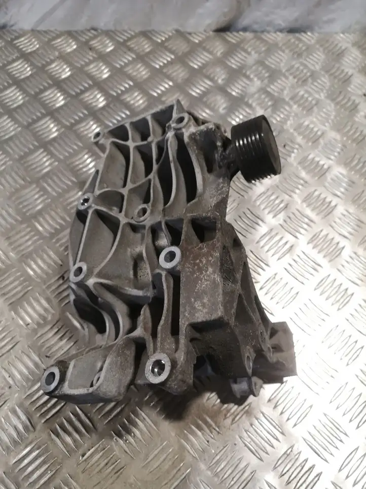 BMW 5 E60 E61 (2004 - 2010) 7802639 Кронштейн генератора — фото 2