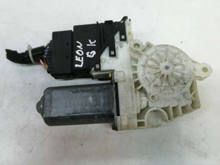 101388102774 Volkswagen Golf IV Galinis varikliukas langų pakėlėjo