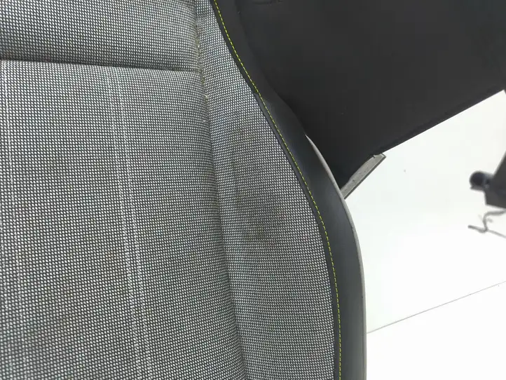 Renault Megane E-Tech Нижняя часть сиденья водителя — фото 8