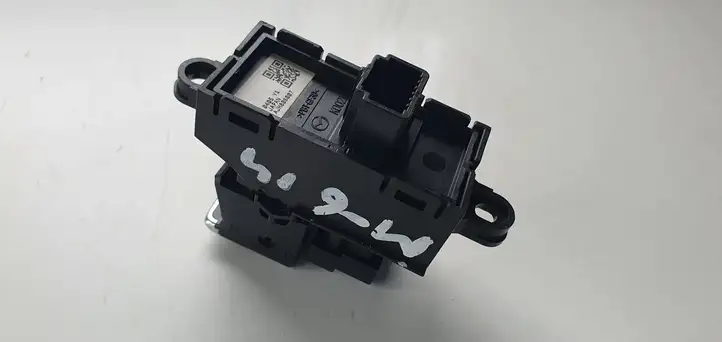 Mazda 6 (2012 - 2015) Кнопка ручного тормоза — фото 3