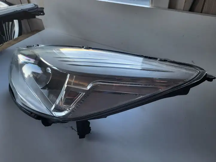 Ford Kuga II (2013 - 2019) Передняя фара — фото 7