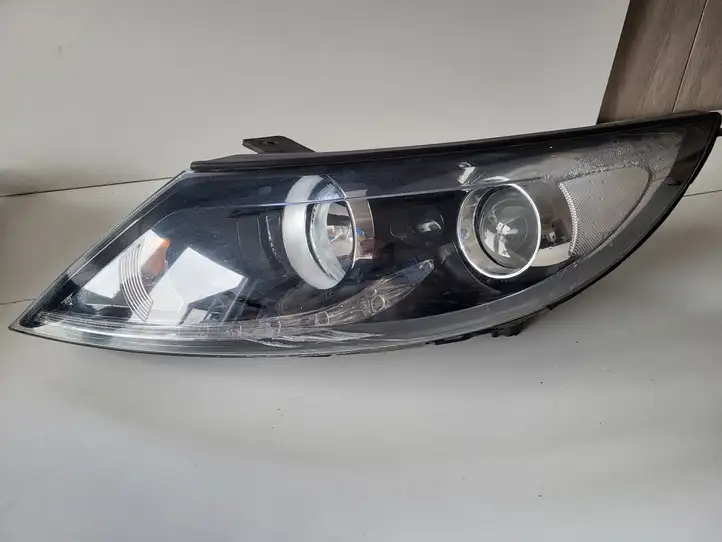 Kia Sportage (2014 - 2016) Передняя фара — фото 1