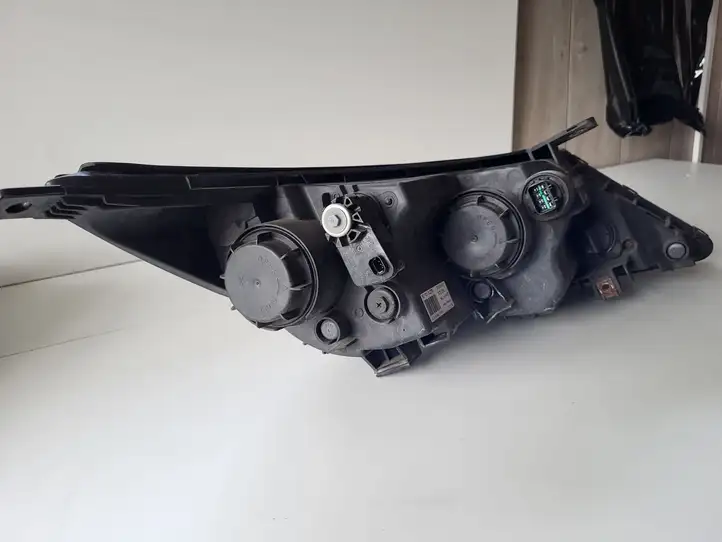 Kia Sportage (2014 - 2016) Передняя фара — фото 4