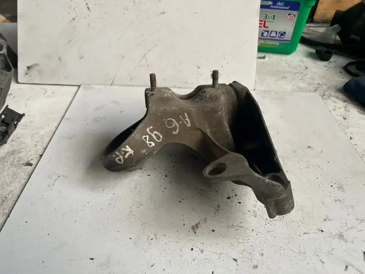 Audi A6 S6 C5 4B (1997 - 2001) 4B0199351B Кронштейн двигателя — фото 2