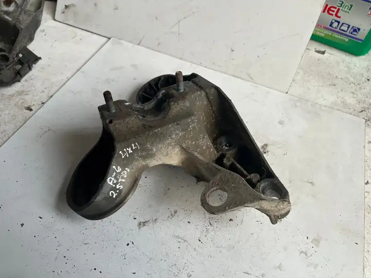 Audi A6 S6 C5 4B (1997 - 2001) 8E0199351F Кронштейн двигателя — фото 1