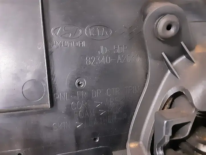 Kia Ceed (2015 - 2018) 82340A2010 Обшивка передней двери — фото 6