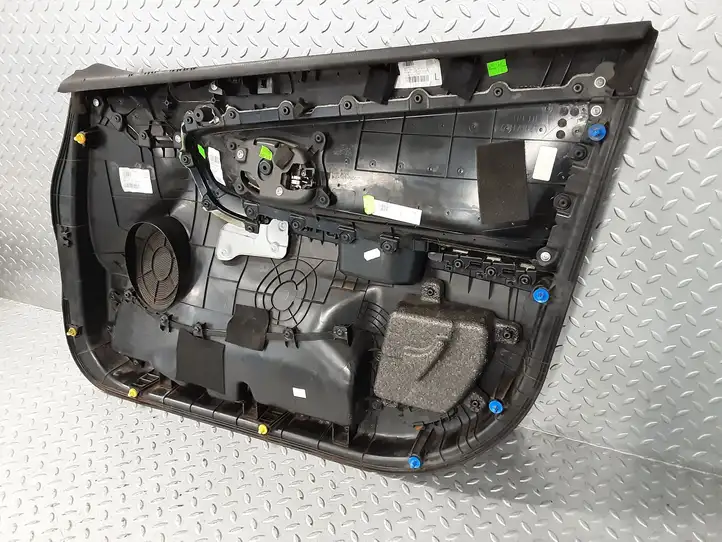 Kia Ceed (2015 - 2018) 82350A2000 Обшивка передней двери — фото 2