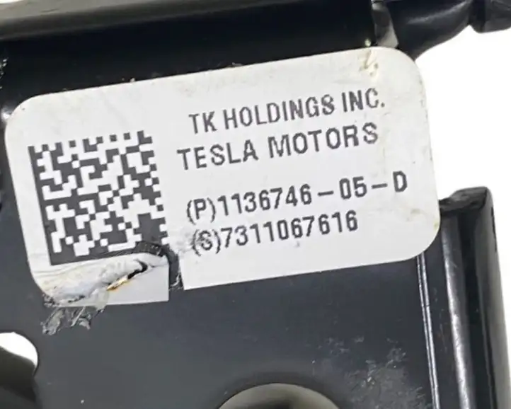 Tesla Model X (2015 - 2021) 113674605D Задний средний замок ремня — фото 3