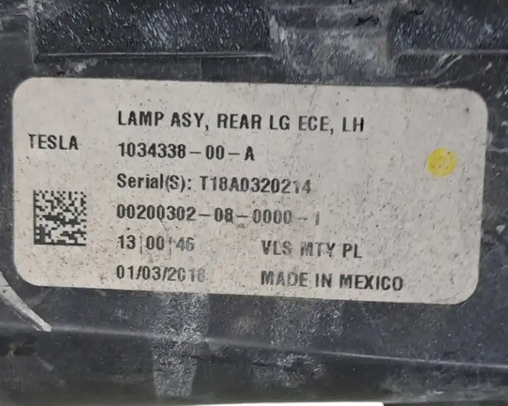 Tesla Model X (2015 - 2021) 103433800A Задний фонарь в крышке багажника — фото 10