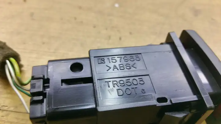 Toyota Avensis T250 (2006 - 2009) 157963 Включатель аварийных фонарей — фото 3