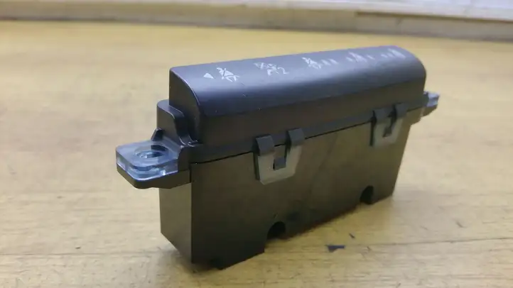 Nissan Qashqai (2006 - 2010) P10075A7710000 Реле предупреждения об ремнях безопасности — фото 2