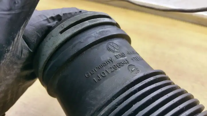 Audi A3/S3 8L (2000 - 2003) 1J0129684J Трубка подачи воздуха — фото 4