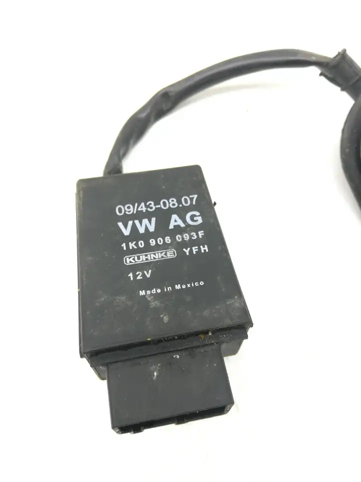 Volkswagen Golf VI (2009 - 2013) 1K0906093F Реле насоса горючего — фото 3