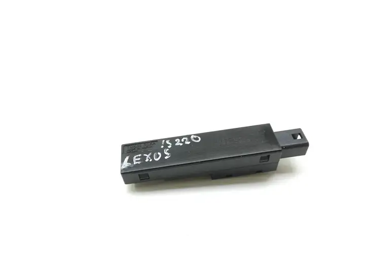 Lexus IS 220D-250-350 (2005 - 2010) H960905 Усилитель антенны — фото 1