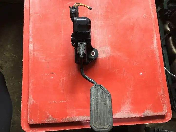 Toyota Prius (XW20) (2003 - 2009) 7812047040 Педаль акселератора — фото 1