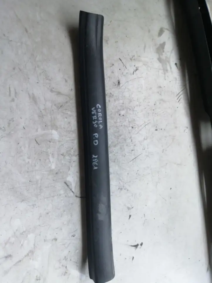 Toyota Corolla Verso AR10 (2004 - 2009) 679130F010 Внутренняя отделка переднего порога — фото 1