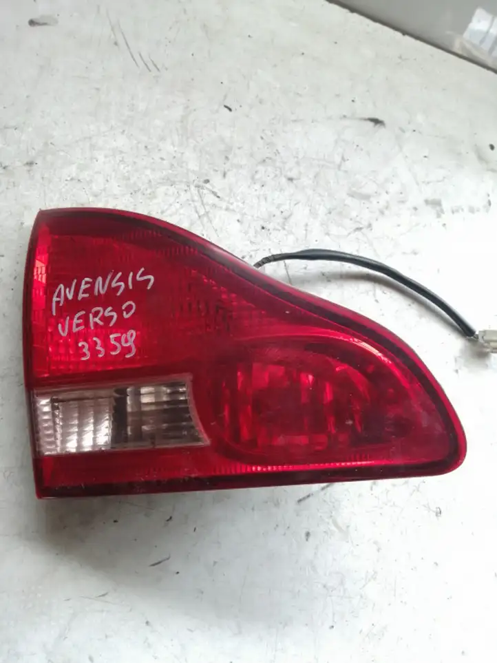 Toyota Avensis Verso (2001 - 2004) Задний фонарь в крышке багажника — фото 3