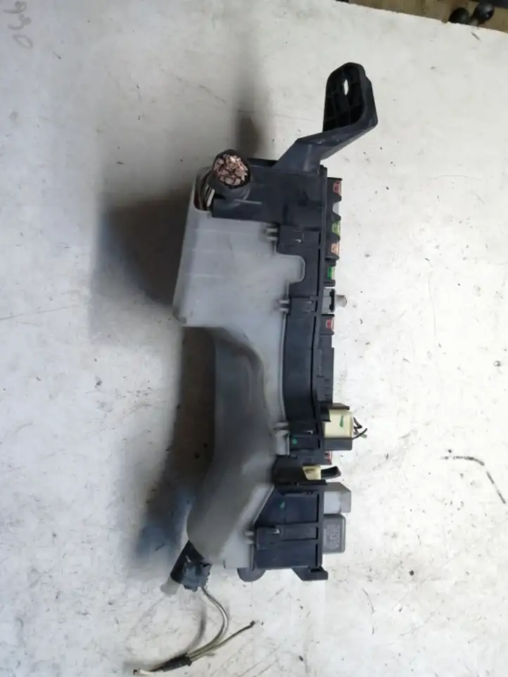 Toyota Avensis Verso (2001 - 2004) 9008087030 Блок предохранителей — фото 4