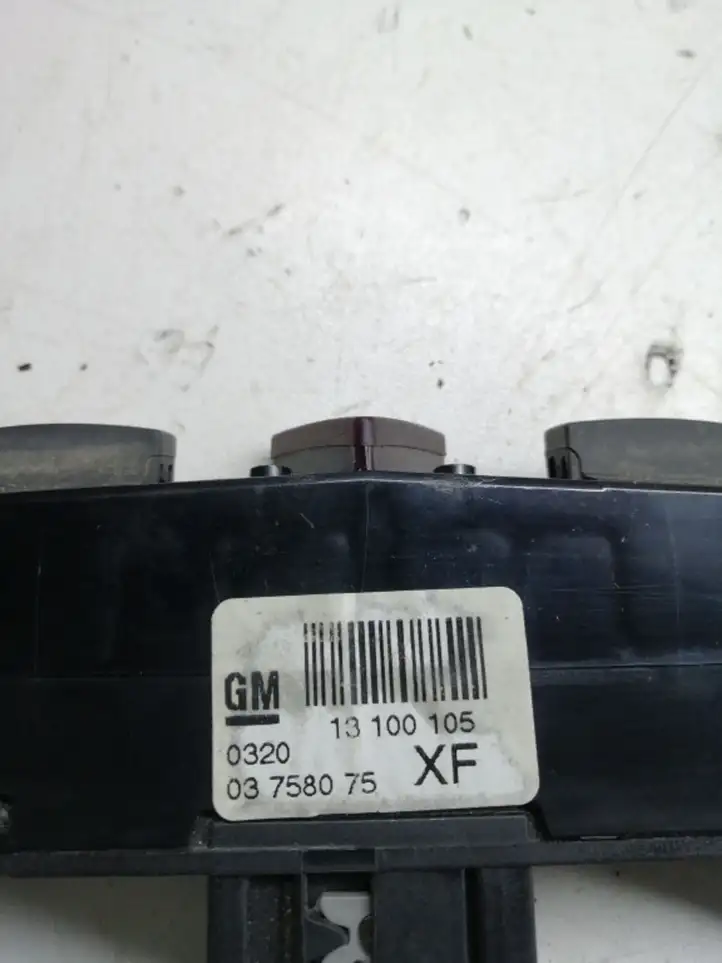 Opel Zafira B (2003 - 2006) 03758075 Включатель аварийных фонарей — фото 2