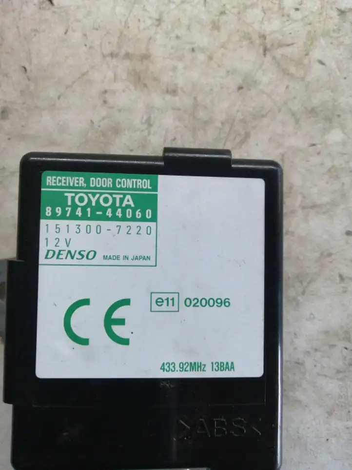 Toyota Avensis Verso (2001 - 2004) 8974144060 Блок управления дверью — фото 3