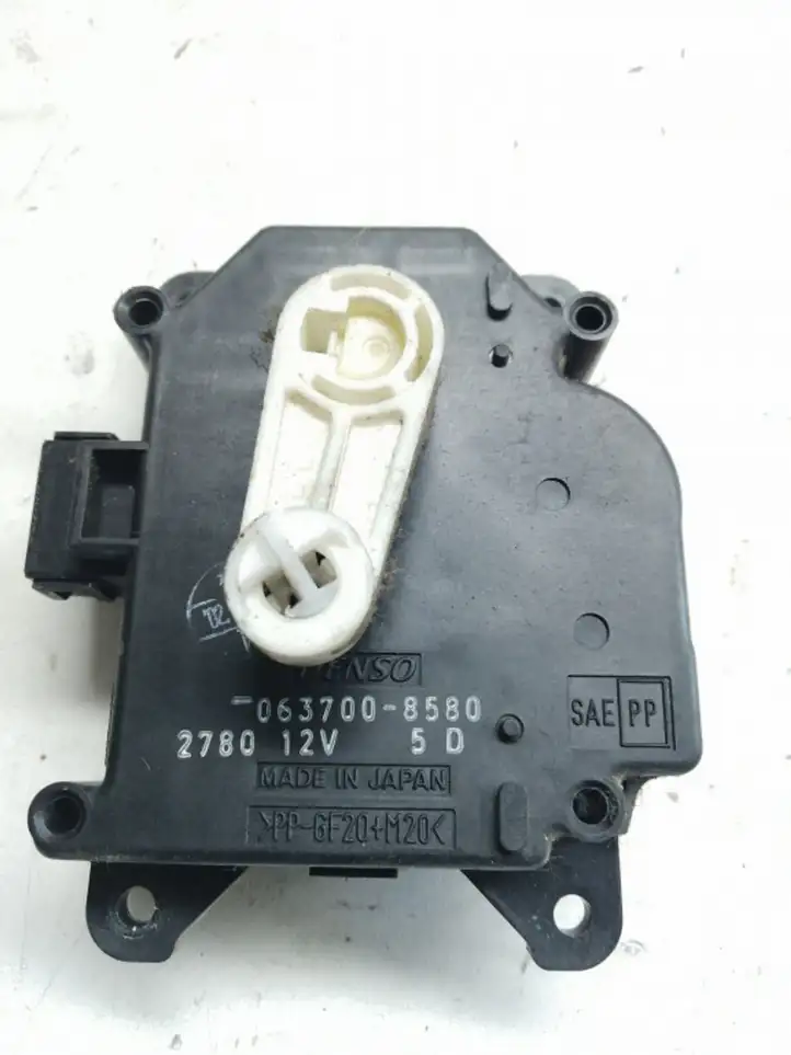 Toyota Avensis Verso (2001 - 2004) 0637008580 Двигатель задвижки потока воздуха — фото 1