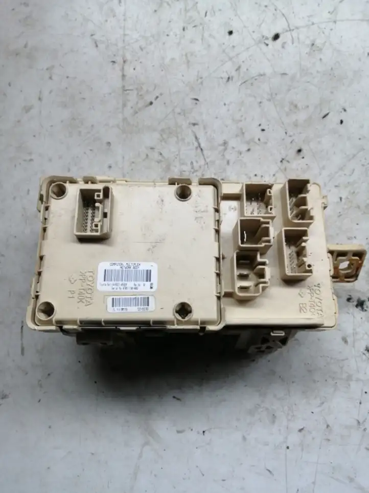 Toyota Corolla Verso AR10 (2004 - 2009) 892210F020 Блок предохранителей — фото 2