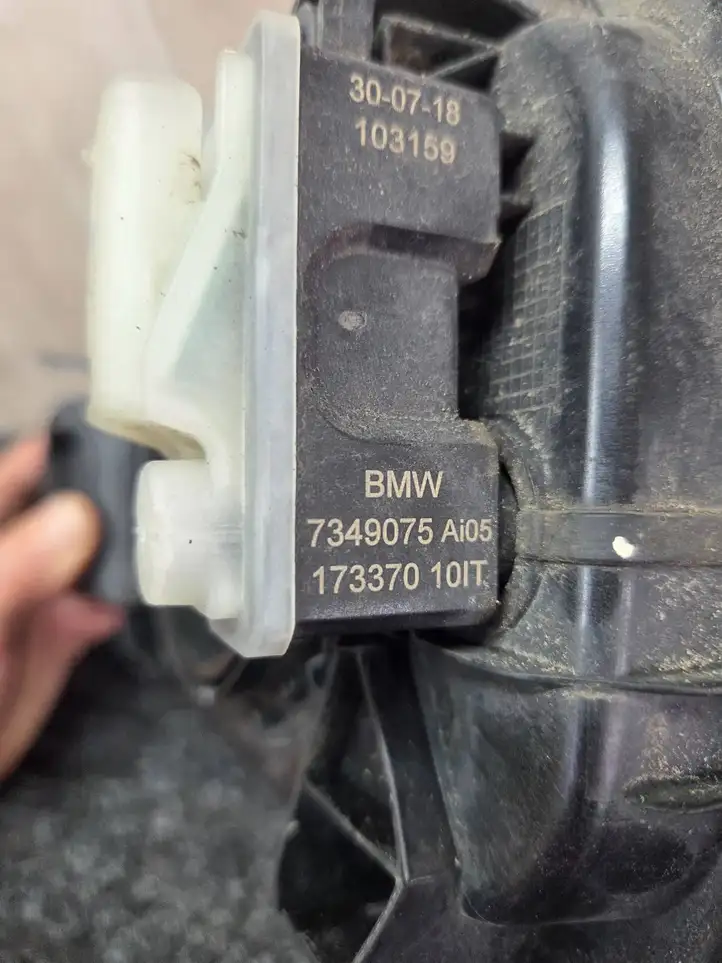 BMW 5 G30 G31 (2016 - ) 7387935 Крышка зарядного разъема — фото 4