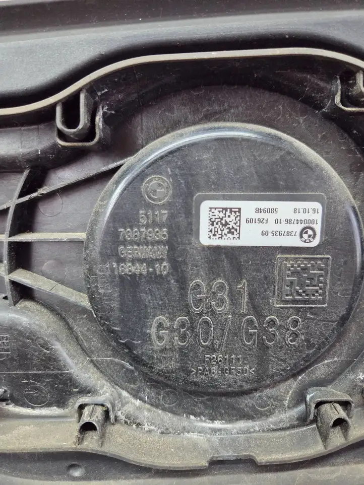 BMW 5 G30 G31 (2016 - ) 7387935 Крышка зарядного разъема — фото 5