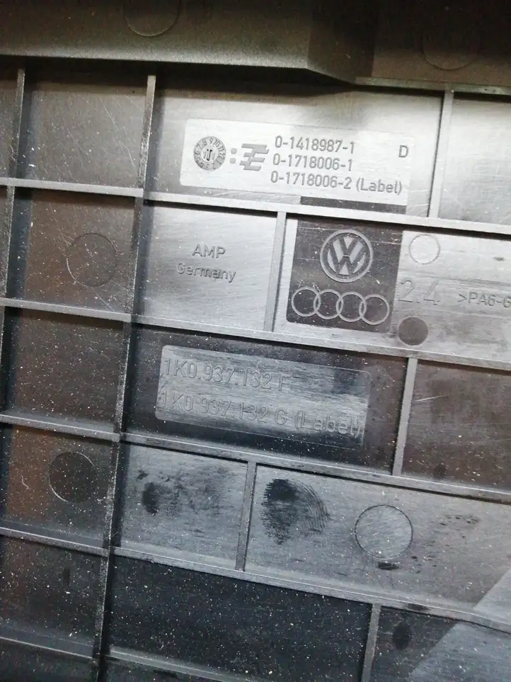 Volkswagen Golf VI (2009 - 2013) 1K0937132F Крышка ящика предохранителей — фото 4