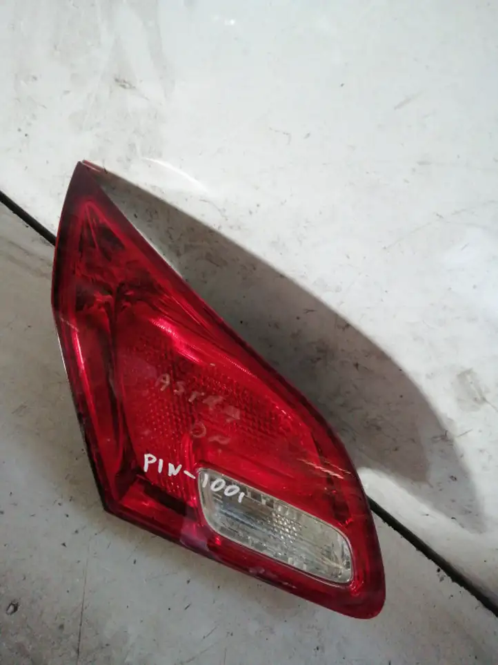 Opel Astra J (2009 - 2012) 1090098 Задний фонарь в крышке багажника — фото 1