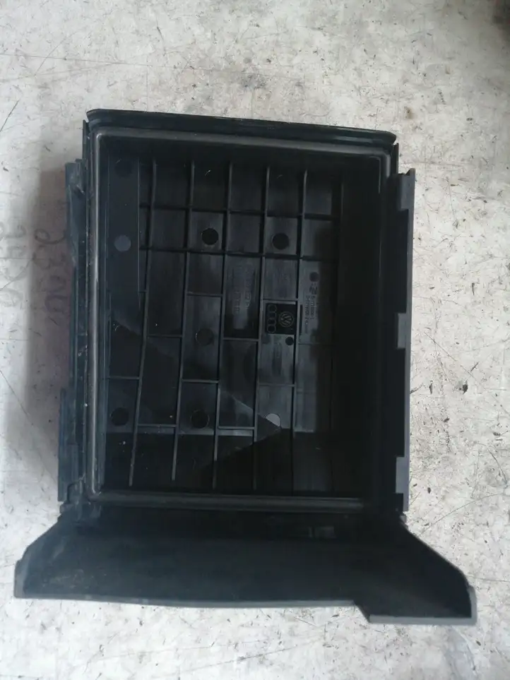 Audi A3/S3 8P (2008 - 2013) 1K0937132F Крышка ящика предохранителей — фото 2