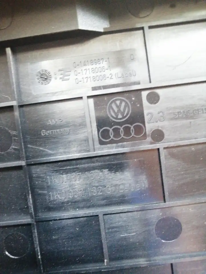 Audi A3/S3 8P (2008 - 2013) 1K0937132F Крышка ящика предохранителей — фото 3