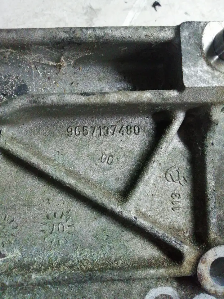 Peugeot 307 CC (2001 - 2005) 9657137480 Кронштейн компрессора кондиционера воздуха — фото 3