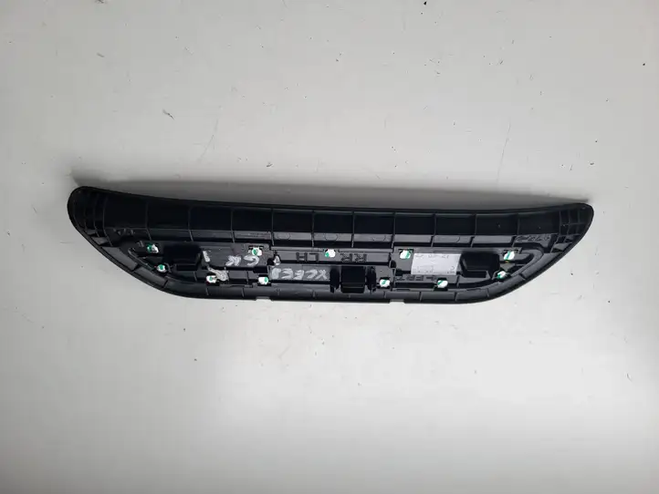 Kia Xceed (2019 - 2022) Внутренняя отделка заднего порога — фото 3