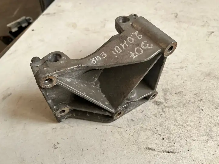Peugeot 307 CC (2001 - 2005) 9636301380 Кронштейн генератора — фото 1