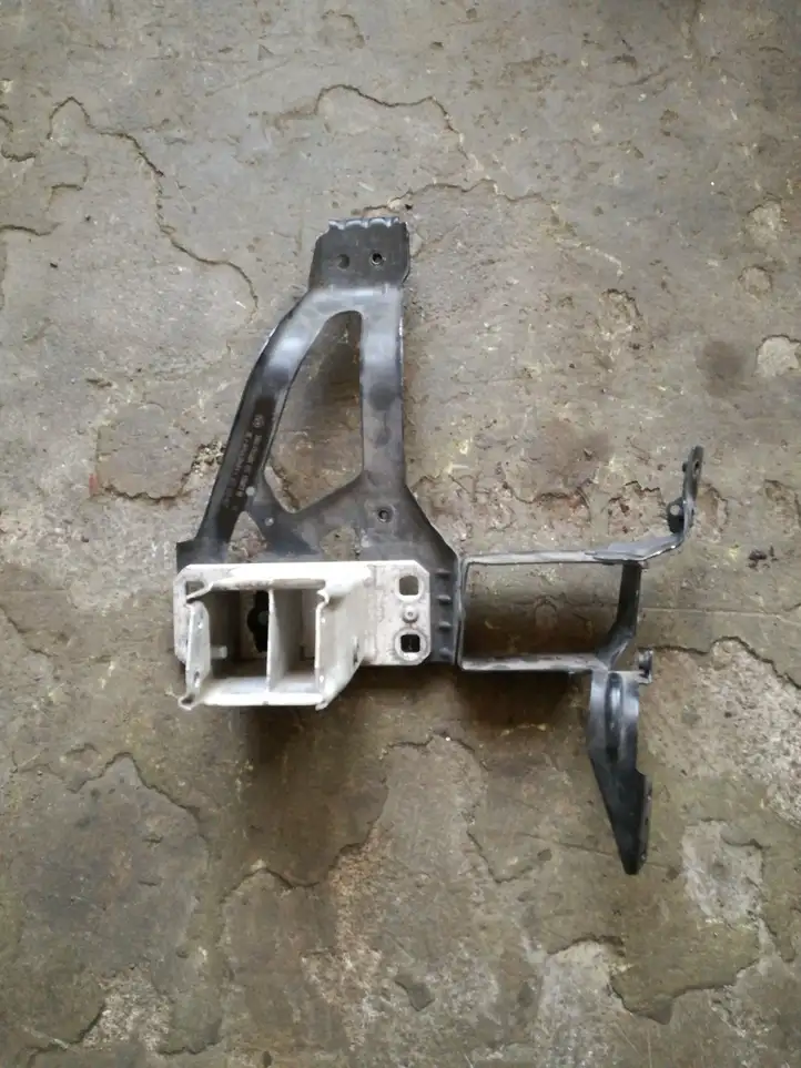 BMW 5 E60 E61 (2004 - 2010) 5164716348405 Кронштейн переднего бампера — фото 1
