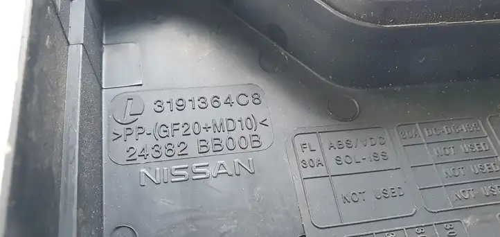 Nissan Qashqai (2010 - 2013) Крышка ящика предохранителей — фото 6