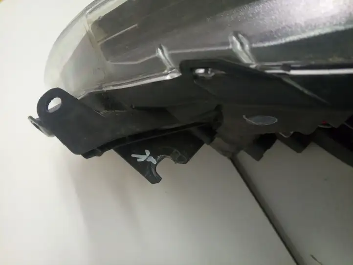 Toyota Yaris (2014 - 2019) Передняя фара — фото 4