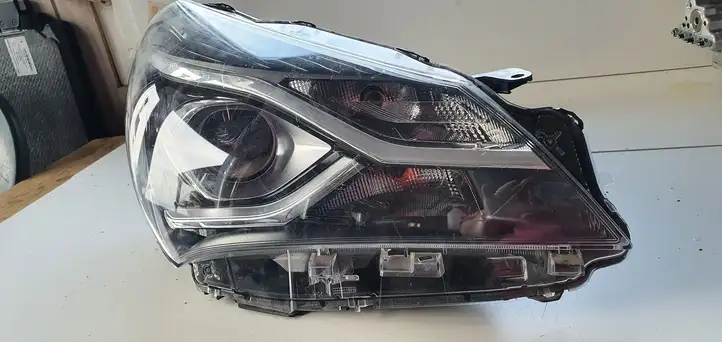 Toyota Yaris (2014 - 2019) Передняя фара — фото 6