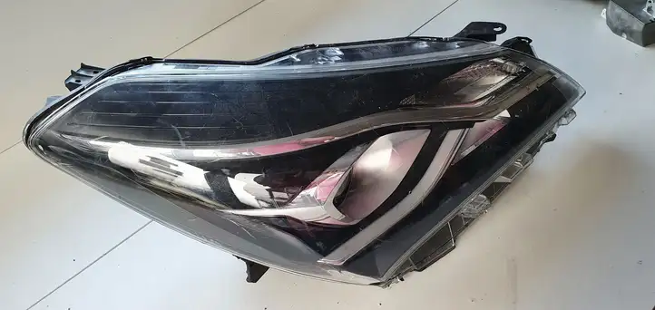 Toyota Yaris (2014 - 2019) Передняя фара — фото 8