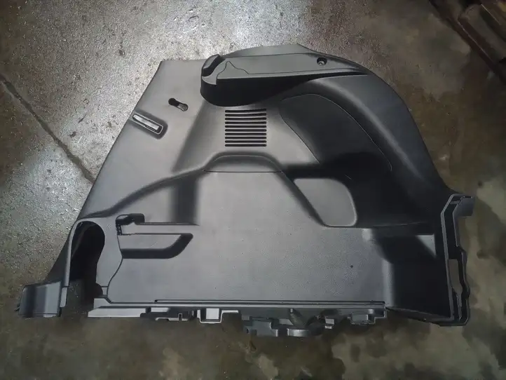 Toyota Yaris (2014 - 2019) Боковая обшивка багажника — фото 1