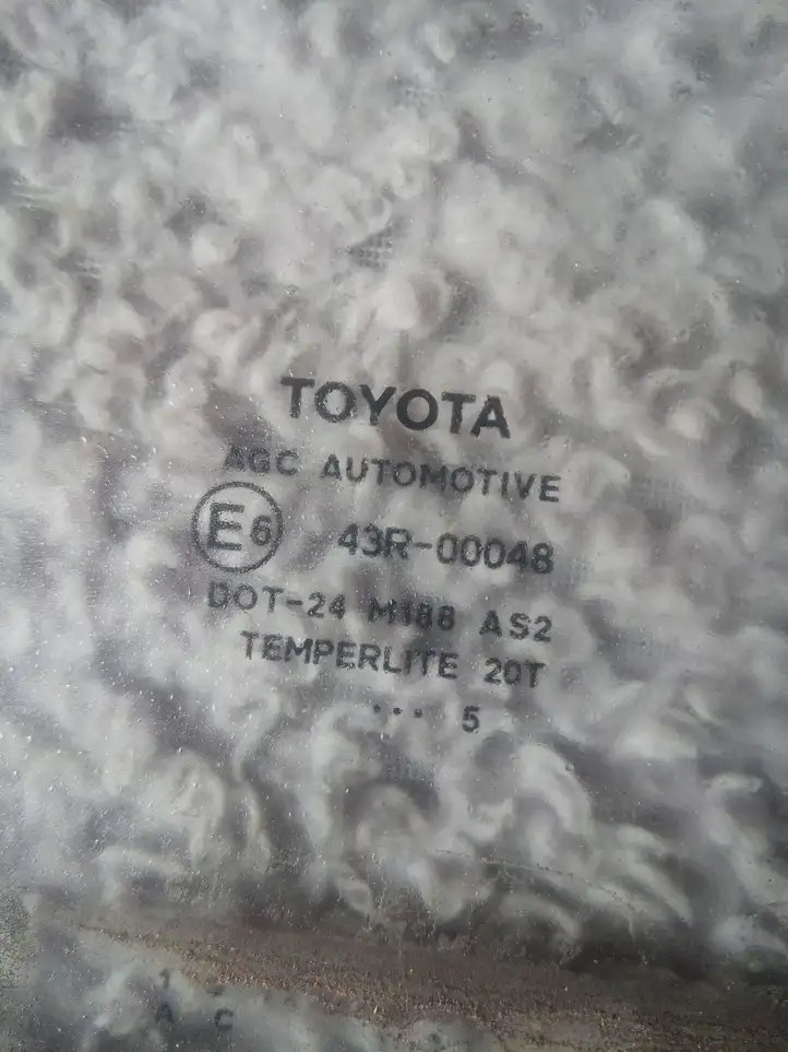 Toyota Yaris (2014 - 2019) Стекло задней двери — фото 2