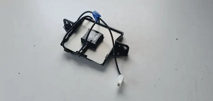 Toyota Yaris (2014 - 2019) GPS антенна — фото 2