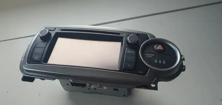 Toyota Yaris (2012 - 2014) Магнитола / мультимедийная система — фото 1