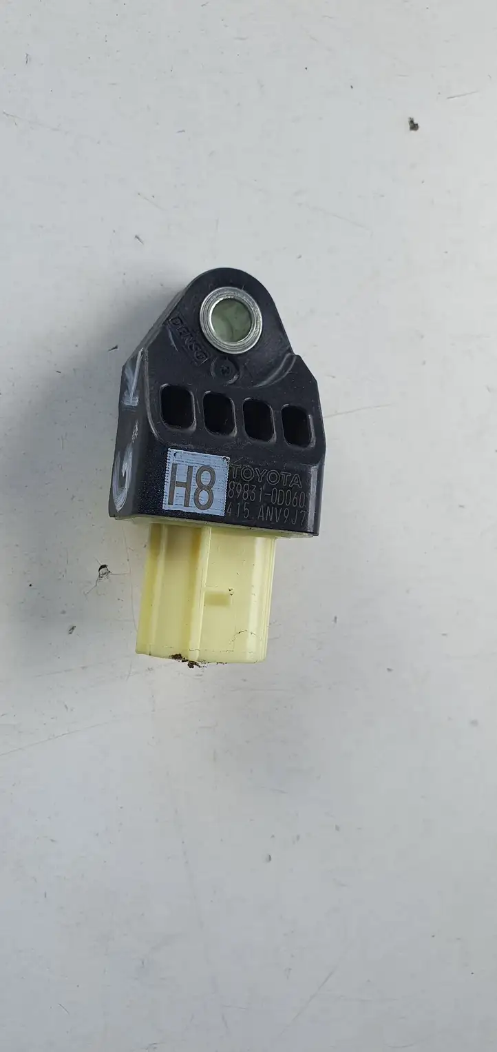 Toyota Yaris (2012 - 2014) Датчик удара SRS — фото 2