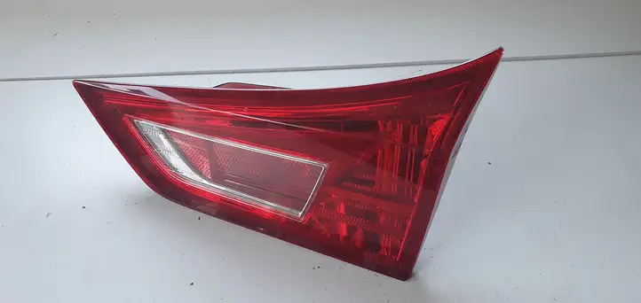 Toyota Auris E180 (2012 - 2018) Задний фонарь в крышке багажника — фото 1