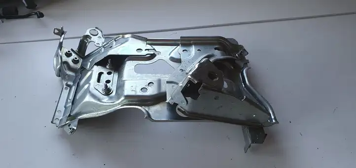 Toyota Yaris (2012 - 2014) Прочие детали моторного отсека — фото 3