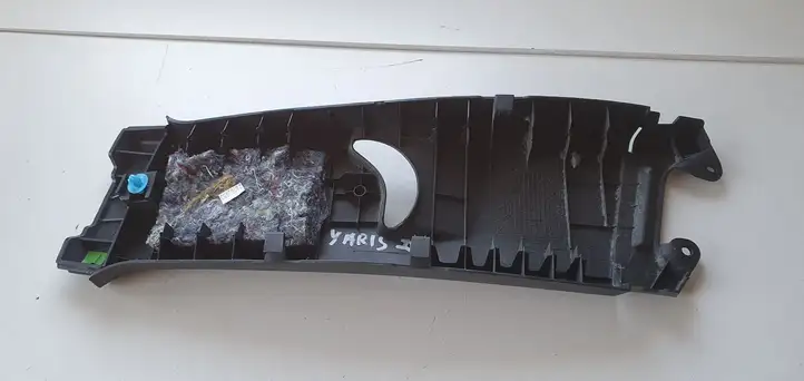Toyota Yaris (2014 - 2019) Накладка ремня безопасности — фото 2
