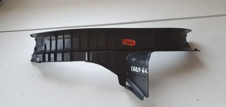 Toyota Yaris (2014 - 2019) Внутренняя отделка заднего порога — фото 4